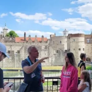 tower of london guide people